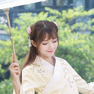 淡黃色漢服帶傘女生頭像，唯美古風(fēng)真人頭像