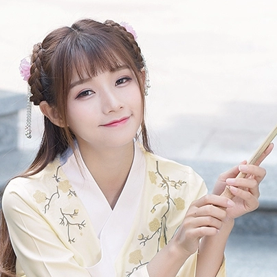 淡黃色漢服帶傘女生頭像，唯美古風(fēng)真人頭像