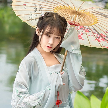 杜若花枝帶和團扇傘女生頭像，唯美古風(fēng)頭像