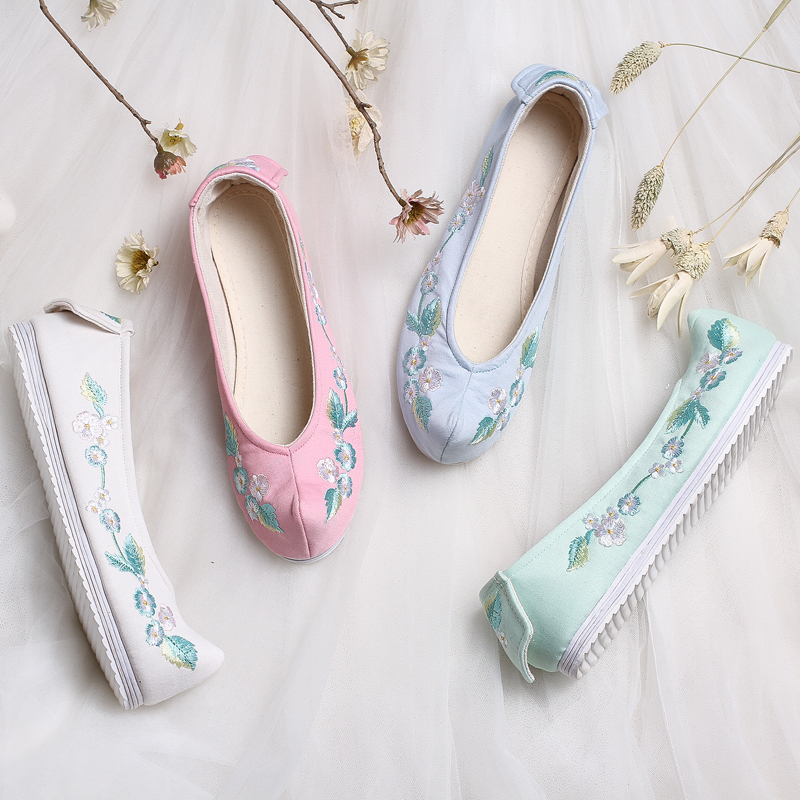 花朵刺繡翹頭鞋，復(fù)古民族風(fēng)繡花鞋