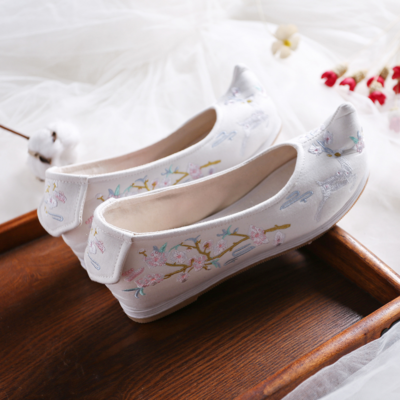 梅花鹿刺繡內(nèi)增高翹頭鞋，復(fù)古繡花鞋