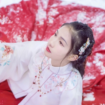 雪中團花帶傘女子頭像，唯美古真人頭像