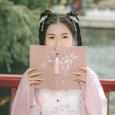 粉嫩提燈少女頭像，唯美古真人頭像