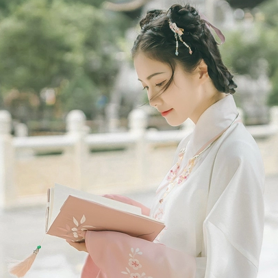 粉嫩提燈少女頭像，唯美古真人頭像