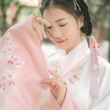 粉嫩提燈少女頭像，唯美古真人頭像