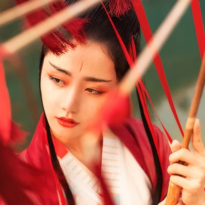 紅衣女子霸氣喝酒頭像，唯美古風(fēng)真人頭像