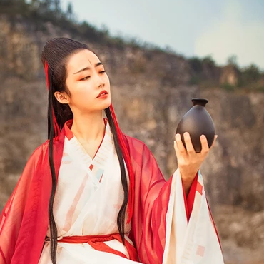 紅衣女子霸氣喝酒頭像，唯美古風(fēng)真人頭像