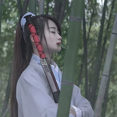 竹林舞劍女生頭像，唯美古風(fēng)真人頭像