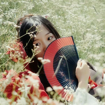 花叢中帶折扇女生頭像，唯美古風(fēng)真人頭像