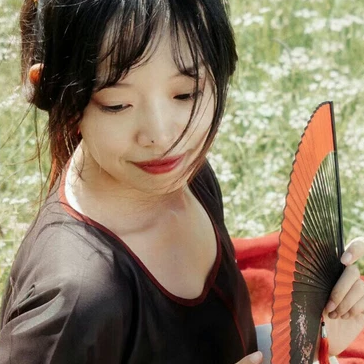 花叢中帶折扇女生頭像，唯美古風(fēng)真人頭像