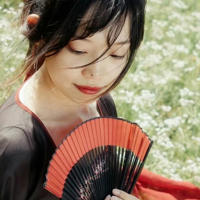 花叢中帶折扇女生頭像，唯美古風(fēng)真人頭像