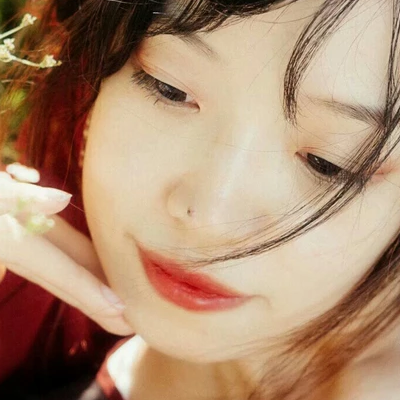 花叢中帶折扇女生頭像，唯美古風(fēng)真人頭像