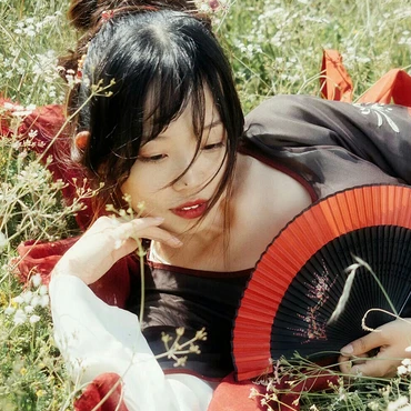 花叢中帶折扇女生頭像，唯美古風(fēng)真人頭像