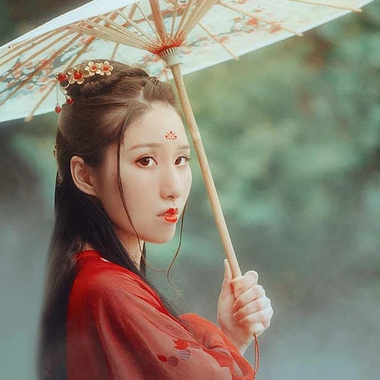 相思紅衣帶傘女生頭像，唯美古風(fēng)真人頭像