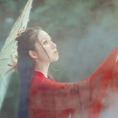相思紅衣帶傘女生頭像，唯美古風(fēng)真人頭像
