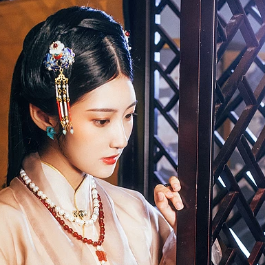 優(yōu)雅復(fù)古帶團(tuán)扇女子頭像，唯美古風(fēng)真人頭像