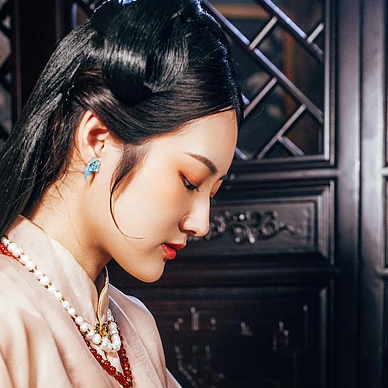 優(yōu)雅復(fù)古帶團(tuán)扇女子頭像，唯美古風(fēng)真人頭像