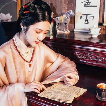 優(yōu)雅復(fù)古帶團(tuán)扇女子頭像，唯美古風(fēng)真人頭像