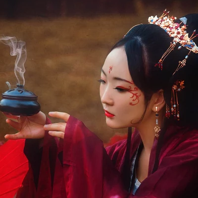 彼岸花妖艷女子頭像，唯美古風真人頭像