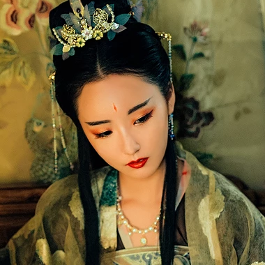 華麗妝容帶團(tuán)扇女子頭像，唯美古風(fēng)真人頭像