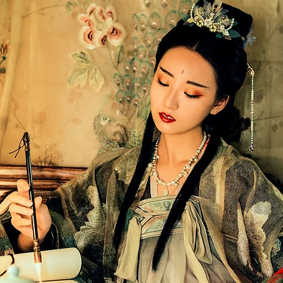 華麗妝容帶團(tuán)扇女子頭像，唯美古風(fēng)真人頭像