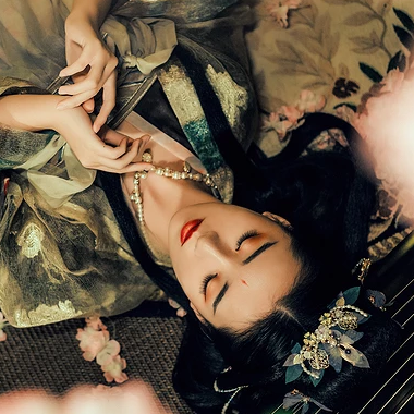 華麗妝容帶團(tuán)扇女子頭像，唯美古風(fēng)真人頭像