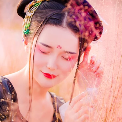 粉黛帶紅傘女生頭像，唯美古風真人頭像