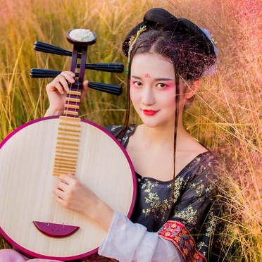 粉黛帶紅傘女生頭像，唯美古風真人頭像