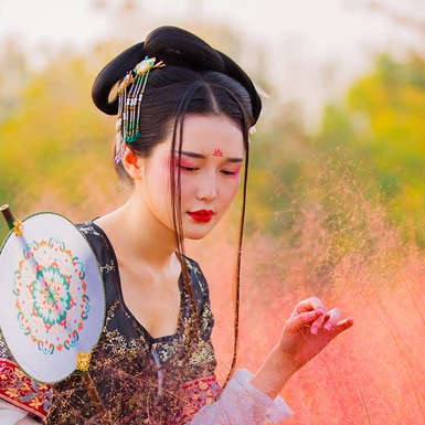 粉黛帶紅傘女生頭像，唯美古風真人頭像