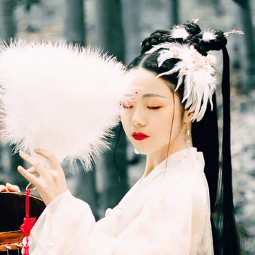 羽毛下雪白衣女生頭像，唯美古風(fēng)真人頭像