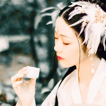 羽毛下雪白衣女生頭像，唯美古風(fēng)真人頭像