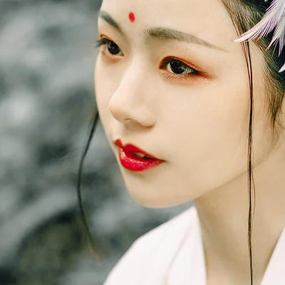 羽毛下雪白衣女生頭像，唯美古風(fēng)真人頭像