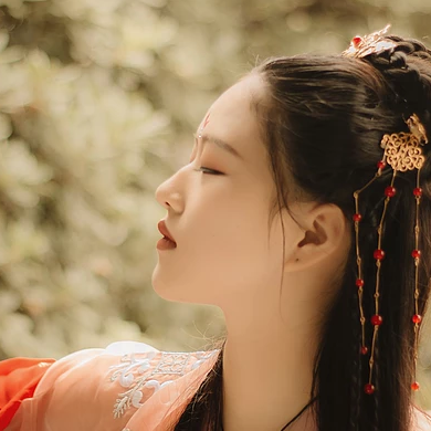 紅色帶傘女子頭像，唯美古風(fēng)真人頭像