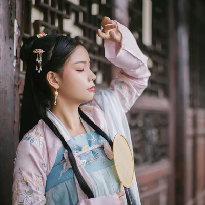 清新唯美帶團(tuán)扇女生頭像，古風(fēng)真人頭像