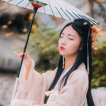 秋意帶傘團(tuán)扇女生頭像，唯美古風(fēng)真人頭像