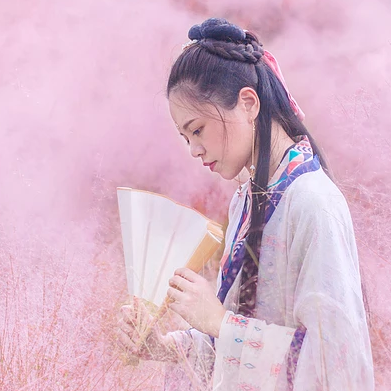 粉嫩帶折扇女生頭像，唯美古風(fēng)真人頭像