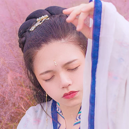 粉嫩帶折扇女生頭像，唯美古風(fēng)真人頭像