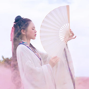 粉嫩帶折扇女生頭像，唯美古風(fēng)真人頭像