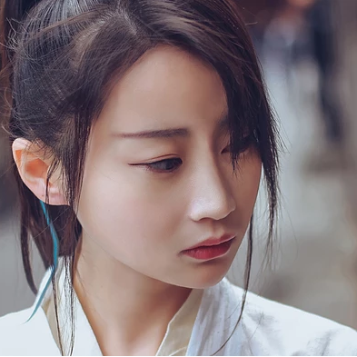 復古瀟灑帶折扇女生頭像，唯美古風真人頭像