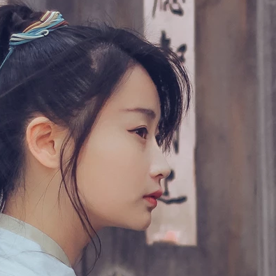 復古瀟灑帶折扇女生頭像，唯美古風真人頭像