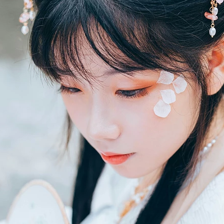 三櫻帶團扇女子頭像，唯美古風真人頭像