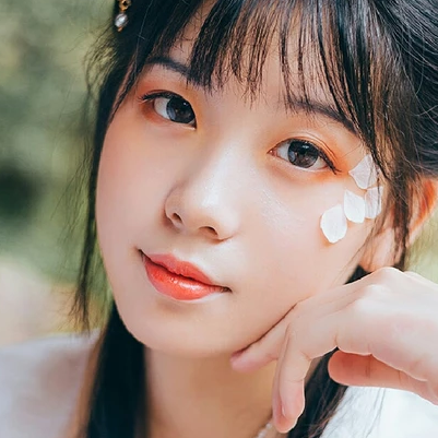 三櫻帶團扇女子頭像，唯美古風真人頭像