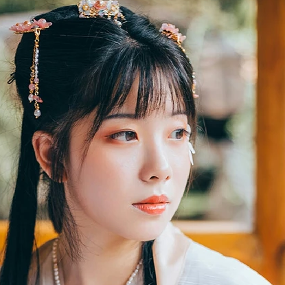 三櫻帶團扇女子頭像，唯美古風真人頭像