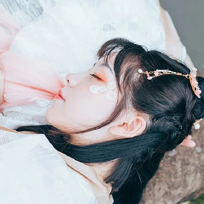 三櫻帶團扇女子頭像，唯美古風真人頭像