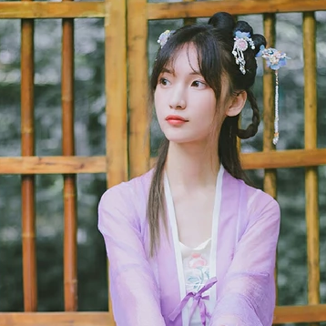 淡紫色帶團(tuán)扇女子頭像，唯美古風(fēng)真人頭像