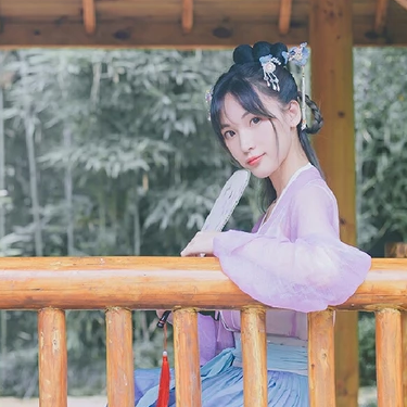 淡紫色帶團(tuán)扇女子頭像，唯美古風(fēng)真人頭像