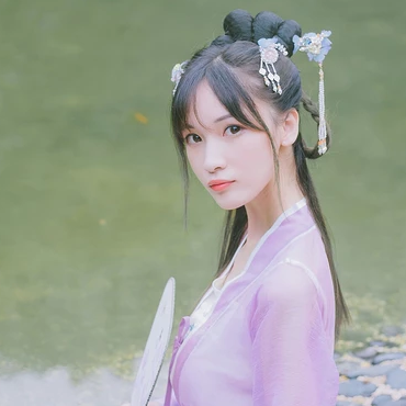 淡紫色帶團(tuán)扇女子頭像，唯美古風(fēng)真人頭像