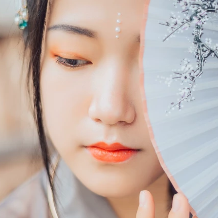 暮秋山行帶傘女生頭像，唯美古風(fēng)真人頭像