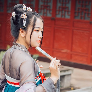 暮秋山行帶傘女生頭像，唯美古風(fēng)真人頭像