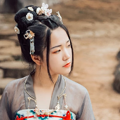 暮秋山行帶傘女生頭像，唯美古風(fēng)真人頭像